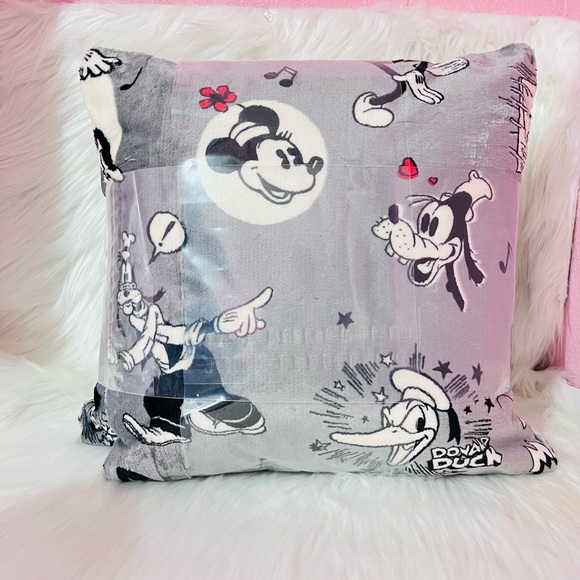 Mickey Pillows‎ and Throw Bundle - Picture 2 of 7
